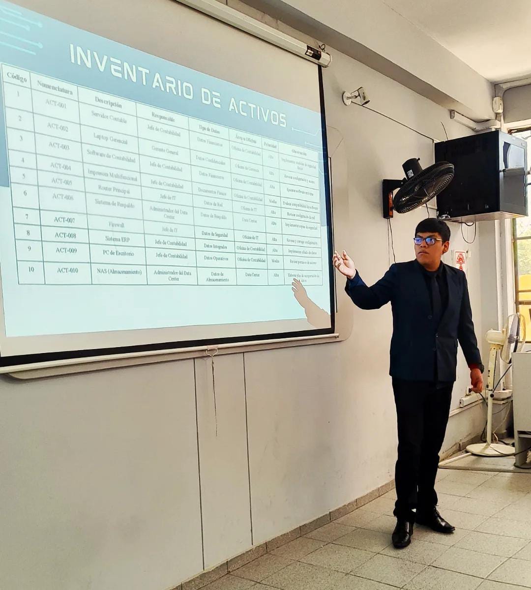 Karin Santamaria trabajando